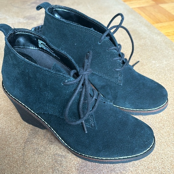 Black genuine suede booties. 9M “White Mountain”. Lace up. Good used condition. - Picture 3 of 7